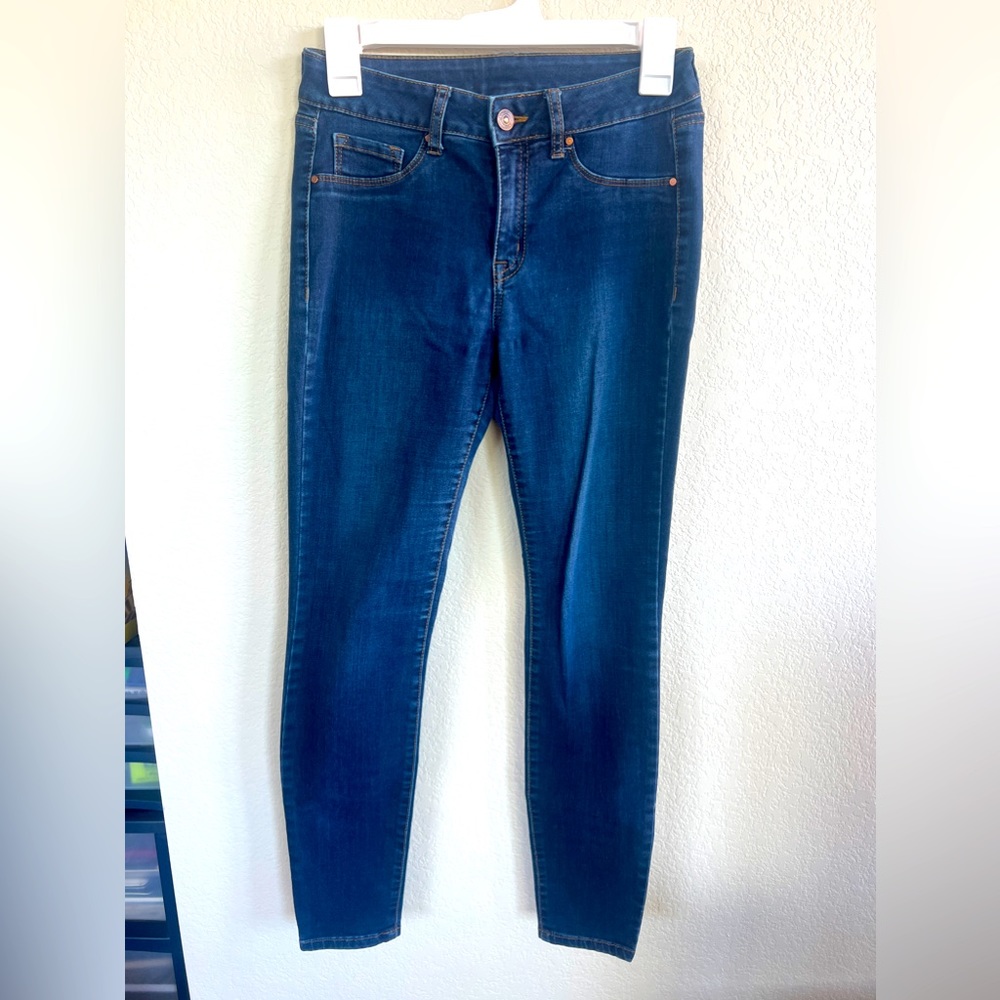 Skinny blue jeans